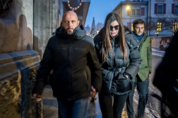 Власники бару Le Constellation Жак Моретті (ліворуч) та Джессіка Моретті (в центрі) прибувають на слухання до прокуратури кантону Вале в Сьоні 9 січня 2026 року. Французьку пару, якій висунуто звинувачення у ненавмисному вбивстві з необережності, тілесних ушкодженнях з необережності та підпалі з необережності, викликали на допит після того, як 40 людей, більшість з яких підлітки, загинули, а 116 отримали поранення внаслідок пожежі, яка охопила бар на розкішному гірськолижному курорті Кран-Монтана в новорічну ніч. (Фото Фабріса КОФФРІНІ / AFP via Getty Images)