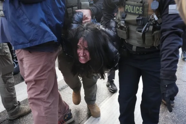 ВИПРАВЛЕННЯ З ПРОТЕСТЕРА НА ЛЮДИНУ - Федеральні агенти затримали особу поблизу місця події, де Рене Гуд була смертельно поранена офіцером ICE минулого тижня, у вівторок, 13 січня 2026 року, у Міннеаполісі. (Фото AP/Адам Грей)