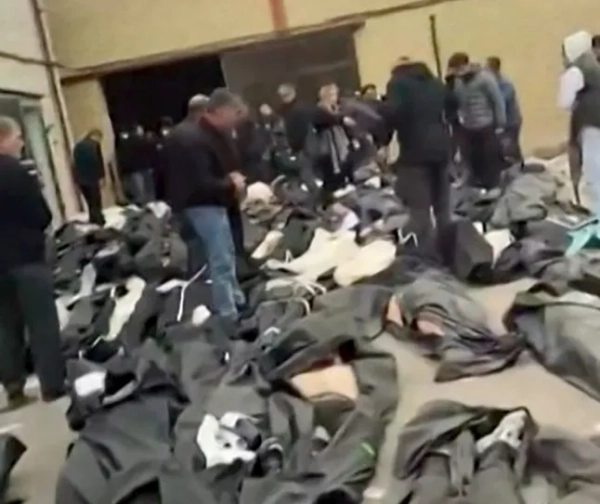 ТОП-КАДР – Це відео, взяте з UGC-зображень 12 січня 2026 року, вперше з'явилося в Інтернеті 10 січня 2026 року та перевірене командами AFPTV у Парижі 11 січня 2026 року, показує внутрішній двір Судово-діагностичного та лабораторного центру провінції Тегеран у Кахрізаку з десятками тіл у мішках для трупів, розкладених для членів сімей. Правозахисні групи стверджують, що вони стали жертвами жорстокого придушення протестів іранською владою. Щонайменше 192 протестувальники загинули в найбільшому русі Ірану проти Ісламської республіки за понад три роки, повідомила правозахисна група 11 січня 2026 року, оскільки зростали попередження про те, що влада влаштовує «різанину», щоб придушити демонстрації. Протести, спочатку викликані гнівом через зростання вартості життя, тепер перетворилися на рух проти теократичної системи, що діє в Ірані з часів революції 1979 року, і тривають уже два тижні. (Фото UGC / AFP через Getty Images) / - Ізраїль ВИЙШОВ / ОБМЕЖЕНО ДЛЯ РЕДАКЦІЙНОГО ВИКОРИСТАННЯ - ОБОВ'ЯЗКОВЕ АВТОРСЬКЕ ПОСЛУГОВУВАННЯ AFP - ДЖЕРЕЛО: UGC/АНОНІМНО - БЕЗ МАРКЕТИНГУ - БЕЗ РЕКЛАМНИХ КАМПАНІЙ - РОЗПОВСЮДЖУЄТЬСЯ ЯК ПОСЛУГА КЛІЄНТАМ - БЕЗ АРХІВУ - БЕЗ ПЕРЕПРОДАЖУ/ НЕМАЄ доступу до ізраїльських ЗМІ/перськомовних телестанцій за межами Ірану / Суворо заборонено доступ до BBC Persian/ VOA Persian/Manoto-1 TV/Iran International /