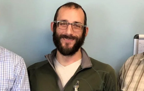 Недатоване зображення Алекса Претті, якого смертельно поранили імміграційні агенти США під час спроби затримати його в Міннеаполісі, штат Міннесота, США, отримане агентством Reuters 25 січня 2026 року. Міністерство у справах ветеранів США/Роздатковий матеріал через REUTERS. ЦЕ ЗОБРАЖЕННЯ НАДАНО ТРЕТІЄЮ СТОРОНОЮ. ОБОВ'ЯЗКОВЕ ВКАЗІВКА АВТОРА. УВАГА РЕДАКТОРІВ: ЦЕ ЗОБРАЖЕННЯ БУЛО ОБРІЗАНО REUTERS З ОРИГІНАЛЬНОЇ ФОТОГРАФІЇ, ЩОБ НЕ МОЖНА ІДЕНТИФІКОВАТИ ІНШИХ ОСІБ НА ФОТОГРАФІЇ.