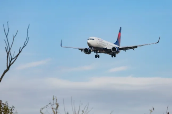 Комерційний літак Boeing 737-800 авіакомпанії Delta Air Lines під час останнього заходу на посадку в міжнародному аеропорту імені Джона Ф. Кеннеді в Нью-Йорку, США, 13 лютого 2020 року. Вузькофюзеляжний пасажирський літак має 2 реактивні двигуни CFMI. Літак B737NG має реєстраційний номер N3766. Delta Airlines DL DAL — друга за величиною авіакомпанія у світі, член авіаційного альянсу SkyTeam. (Фото Ніколаса Економу/NurPhoto via Getty Images)