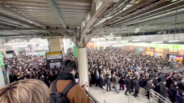 Знімок екрана відео, на якому видно тисячі людей, що зібралися на станції в Токіо після відключення електроенергії на лінії Кейхін-Тохоку та залізничних лініях Яманоте
