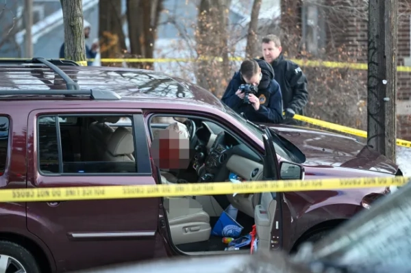 epa12634618 Співробітники ФБР розслідують автомобіль, в якому агент Імміграційної та митної служби (ICE) застрелив жінку в Міннеаполісі, штат Міннесота, США, 7 січня 2026 року. Співробітник ICE застрелив жінку, яка керувала автомобілем та блокувала федеральних агентів під час проведення ними імміграційних операцій у Південному Міннеаполісі. EPA/CRAIG LASSIG