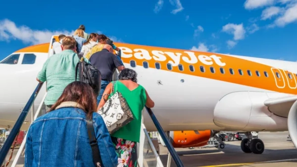 Вид людей, які піднімаються сходами на посадку на рейс Easyjet