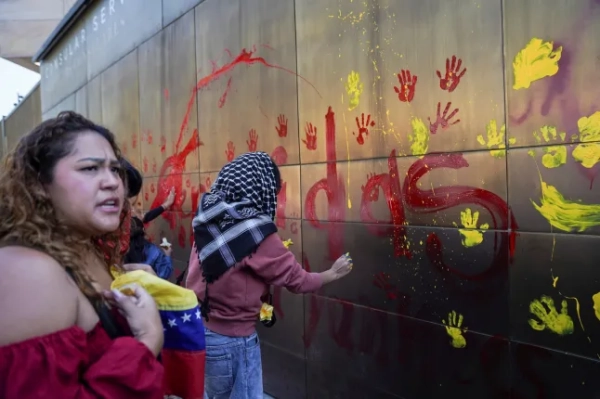 Люди оскверняють стіни посольства США під час протесту після нападу США на Венесуелу та захоплення її президента Ніколаса Мадуро в Мехіко, Мексика, 3 січня 2026 року. REUTERS/Toya Sarno Jordan