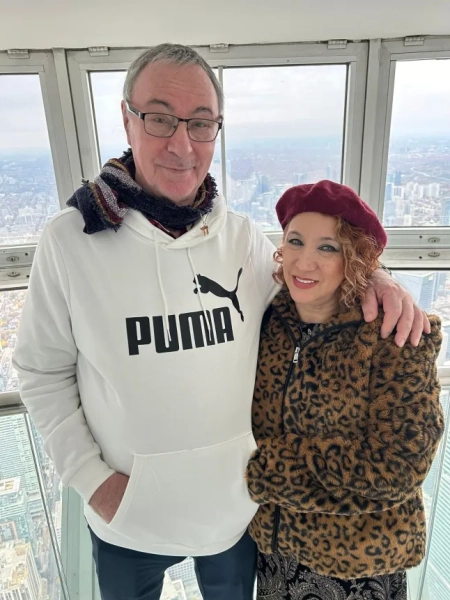 Літня пара фотографується разом