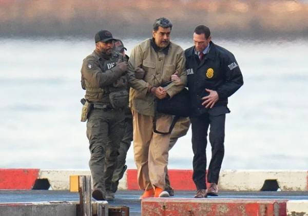 НЬЮ-ЙОРК, НЬЮ-ЙОРК – 5 СІЧНЯ: Ніколас Мадуро в кайданках після приземлення на вертолітному майданчику на Мангеттені. Його супроводжують озброєні федеральні агенти, які сідають у броньований автомобіль дорогою до будівлі федерального суду на Мангеттені 5 січня 2026 року в Нью-Йорку. (Фото XNY/Star Max/GC Images)