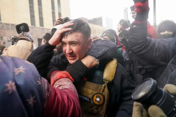 Обов'язкове джерело: Фото Крейга Лассіга/UPI/Shutterstock (16366796x) Консервативного інфлюенсера Джейка Ленга (у центрі) проганяють після виступу на мітингу, коли групи учасників протестів протистояли одна одній у центрі Міннеаполіса, штат Міннесота, у суботу, 17 січня 2026 року. Співробітник ICE застрелив Рене Ніколь Гуд у її машині, коли офіцери проводили імміграційні операції 7 січня. Протест на підтримку ICE у Міннеаполісі, штат Міннесота, США - 17 січня 2026 року.