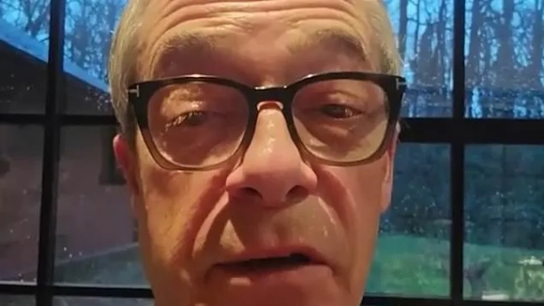 Найджел Фараж виступає у відео.