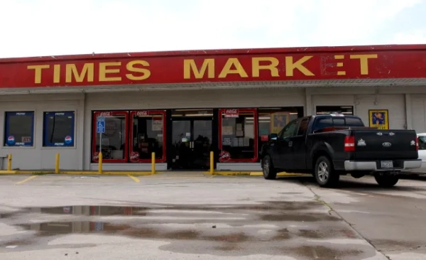 На цьому фото від 9 липня 2010 року зображено магазин Times Market у місті Бішоп, штат Техас. Уродженка Бішопа Джоан Гінтер, яка зараз живе в Лас-Вегасі, минулого місяця виграла 10 мільйонів доларів на лотерейному квитку на суму 50 доларів. Вона виграла чотири джекпоти Техаської лотереї на загальну суму 21 мільйон доларів, а два останні виграшні квитки були придбані в магазині Times Market. (AP Photo/Steve Nurenberg)