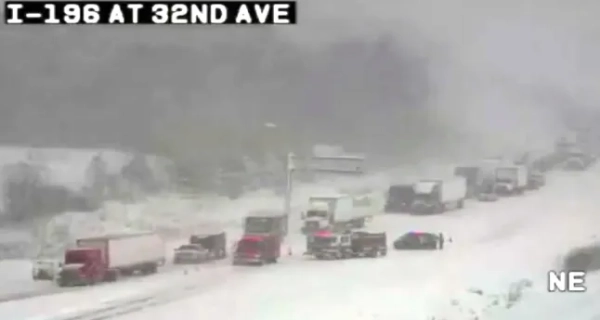 **Зіткнення 100 автомобілів на трасі I-196 поблизу Гудзонвілля, повідомляється про численні постраждалі, FOX 17 WXMI 15477633 Арктичне повітря принесло небезпечний зимовий шторм до північно-східних штатів, оскільки в Новій Англії випало 6 дюймів снігу**