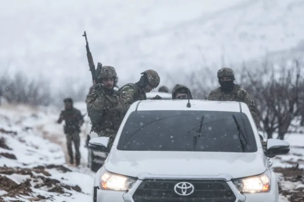 Сирійські солдати сидять у пікапі, проїжджаючи гірським регіоном Каламун, поблизу кордону з Ліваном, під час патрулювання з метою забезпечення безпеки кордону та запобігання контрабандним операціям 1 січня 2026 року. (Фото Бакра Алькасема / AFP via Getty Images)