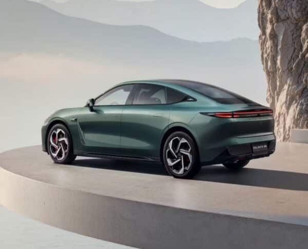 Exlantix ES 2025 та Zeekr X 2024: порівняли зручність посадки водія у двох електрокросоверах