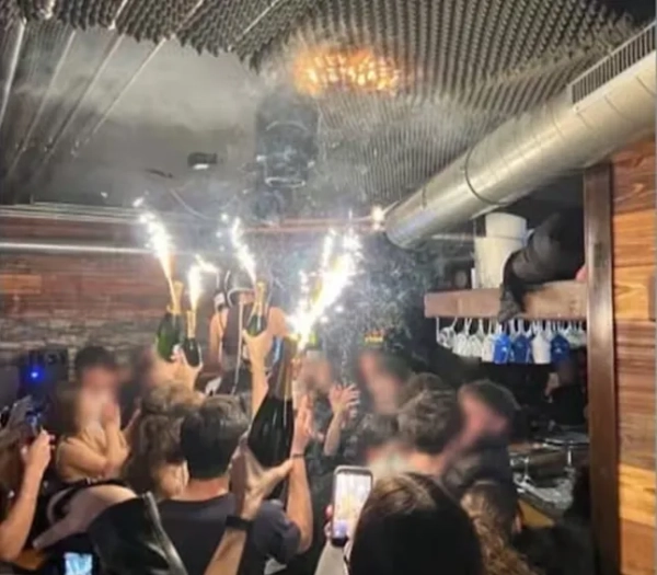 Пекло сталося через бенгальські вогні шампанського. Так почалося барне пекло: іскри від бенгальських вогнів шампанського запалили акустичні панелі. https://www.blick.ch/schweiz/westschweiz/wallis/silvester-tragoedie-feuer-tragoedie-in-crans-montana-vs-fordert-tote-und-schwerverletzte-id21561097.html Основні слова: 656 Вважається, що бенгальський вогонь у пляшці шампанського спричинив пожежу в швейцарському гірськолижному барі, внаслідок якої вчора загинуло щонайменше 47 гуляк. Сім'ї стикаються з болісним очікуванням, щоб дізнатися, чи загинули їхні близькі рано вранці в Le Constellation у Кран-Монтані, на південному заході Швейцарії.