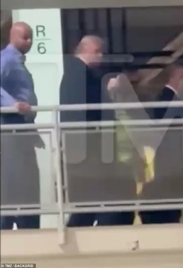 Дональд Трамп показує середній палець працівнику заводу Ford / © скриншот з відео