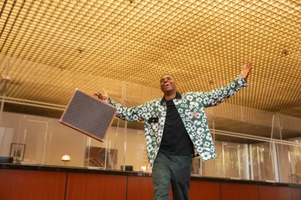 Шоу Вінса Стейплза. Вінс Стейплз у ролі Вінса в 102-му епізоді «Шоу Вінса Стейплза». Кр. Сер Баффо/NETFLIX ?? 2023