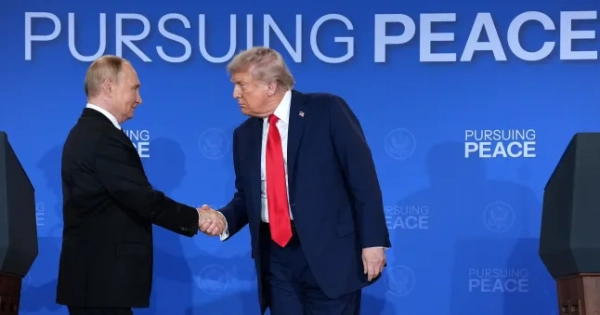 АНКОРІДЖ, АЛЯСКА – 15 СЕРПНЯ: Президент США Дональд Трамп (праворуч) та президент Росії Володимир Путін потиснули один одному руки після прес-конференції на спільній базі Елмендорф-Річардсон 15 серпня 2025 року в Анкориджі, Аляска. Два лідери зустрілися для мирних переговорів, спрямованих на припинення війни в Україні. (Фото Ендрю Гарніка/Getty Images)