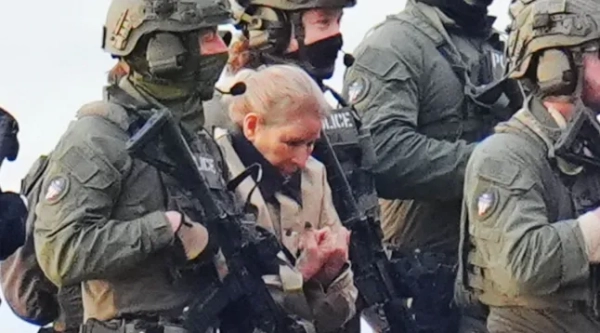 НЬЮ-ЙОРК, НЬЮ-ЙОРК – 5 СІЧНЯ: Сілію Флорес видно в кайданках після приземлення на вертолітному майданчику на Мангеттені. Її супроводжують озброєні федеральні агенти, які сідають у броньований автомобіль дорогою до будівлі федерального суду на Мангеттені 5 січня 2026 року в Нью-Йорку. (Фото XNY/Star Max/GC Images)