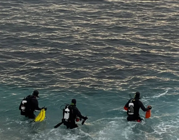 Офіс шерифа округу Монтерей публікує фотографії пошуків Еріки Фокс у Пасіфік-Гроув, Каліфорнія. Підпис до фотографії гласить: «Хоча офіційні пошукові роботи були припинені в понеділок, водолазна команда офісу шерифа округу Монтерей скористалася сприятливими умовами для дайвінгу та сьогодні продовжила пошуки зниклої плавчині біля Лаверс-Пойнт у Пасіфік-Гроув. Компанія Bedrock Ocean Exploration (що базується в Порт-Річмонді) зголосилася працювати разом з водолазною командою офісу шерифа округу Монтерей та провела понад 6 годин бокового оглядового сонару (картографування морського дна) за допомогою автономного підводного апарата (AUV) та просканувала кілька ділянок розміром 1000 на 500 ярдів, намагаючись знайти Еріку Фокс. Водолази оглянули кілька ділянок, визначених за допомогою обладнання, але не змогли знайти Еріку Фокс». Офіс шерифа округу Монтерей висловлює подяку команді Bedrock (Тіму, Майку та Байрону) за їхні зусилля під час сьогоднішніх пошуків. Через прогнозовану нестабільну погоду водолазна команда офісу шерифа округу Монтерей призупиняє свої пошукові роботи».