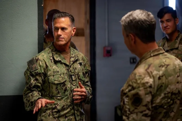 Старший радник голови SEAC Дейв Айсом розмовляє з головою Об'єднаного комітету начальників штабів генералом Деном Кейном під час їхнього відвідування об'єктів на аеродромі Хосе Апонте, Пуерто-Рико, 24 листопада 2025 року. DoD/Benjamin Applebaum/Handout via REUTERS ЦЕ ЗОБРАЖЕННЯ НАДАНО ТРЕТІЄЮ СТОРОНОЮ