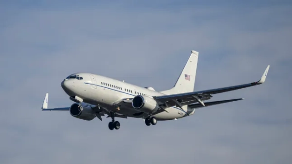 Мюнхен, Німеччина - 16 лютого 2024 року: Boeing C-40 Clipper ВПС США з реєстраційним номером 02-0201 приземляється в рамках Мюнхенської конференції з безпеки 2024 року на південній злітно-посадковій смузі 26L аеропорту Мюнхена MUC.