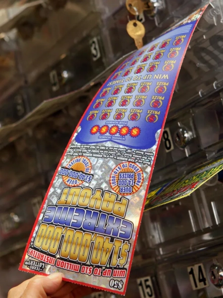 На цьому фото від 9 липня 2010 року показано лотерейний квиток Extreme Payout на 40 мільйонів доларів, номіналом 50 доларів, на Times Market у місті Бішоп, штат Техас, де уродженка Бішопа Джоан Гінтер, яка зараз живе в Лас-Вегасі, минулого місяця виграла 10 мільйонів доларів. (AP Photo/Steve Nurenberg)