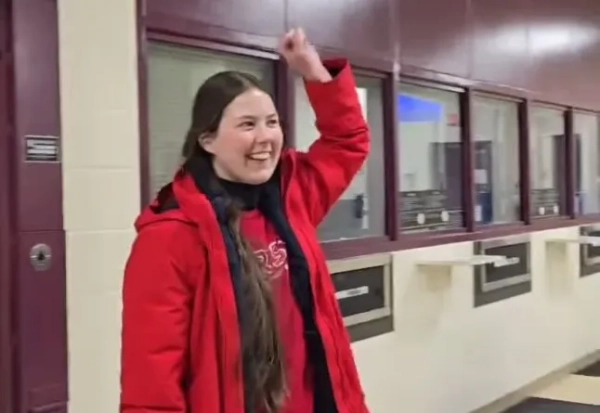 Шокуючий момент: жінку заарештували під час прямого телевізійного інтерв'ю після протесту проти нападу Трампа на Венесуелу. Організаторку протестів у Гранд-Рапідс, штат Мічиган, нещодавно заарештували під час виступу проти усунення президентом Дональдом Трампом президента Венесуели Нікола Мадуро під час розмови з журналістами. У понеділок власник малого бізнесу з Далласа, штат Техас, Брендон Фрідман опублікував на Bluesky відео, в якому показано сегмент, у якому філія ABC WZZM бере інтерв'ю у Джессіки Пліхти з організації 