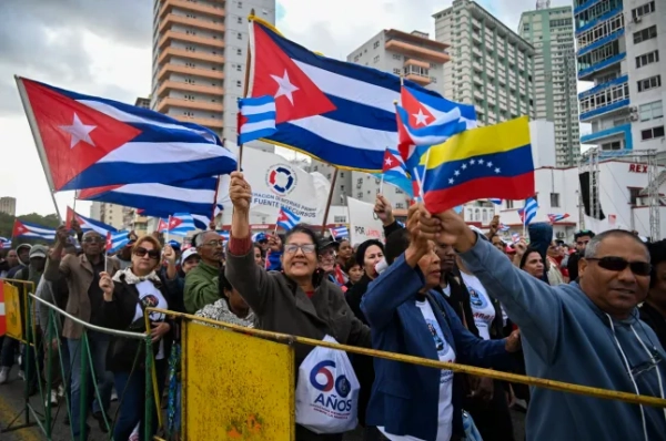 Демонстранти тримають венесуельські та кубинські прапори під час «антиімперіалістичного» протесту перед посольством США проти вторгнення США до Венесуели, де загинули 32 кубинських солдати, у Гавані 16 січня 2026 року. Захоплення американськими військами венесуельського лідера Ніколаса Мадуро 3 січня 2026 року та вбивство 32 кубинців, призначених для його захисту, є серйозним ударом для шанованих розвідувальних служб острова, кажуть експерти. (Фото ЯМІЛЯ ЛАЖЕ / AFP через Getty Images)