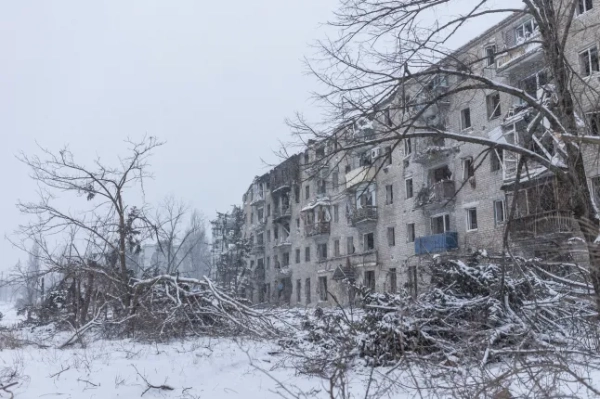 КОСТЯНТИНІВКА, УКРАЇНА – 28 ГРУДНЯ: Будівля, пошкоджена російськими бомбардуваннями в Костянтинівці, Україна, 28 грудня 2025 року. (Фото Diego Herrera Carcedo/Anadolu через Getty Images)