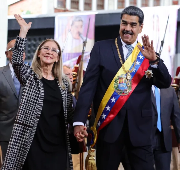 Президент Венесуели Ніколас Мадуро гуляє рука об руку зі своєю дружиною