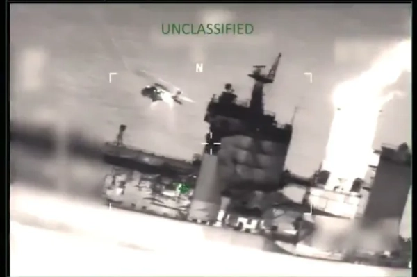 Південне командування США @Southcom ? 14 млн. Сьогодні вранці, під час передсвітанкової операції, Міністерство оборони США, у координації з Міністерством внутрішньої безпеки, без інцидентів затримало моторний танкер без громадянства, що знаходиться під санкціонованим контролем. Перехоплене судно M/T Sophia діяло в міжнародних водах та здійснювало незаконну діяльність у Карибському морі. Берегова охорона США супроводжує M/T Sophia до США для остаточного утилізації. Завдяки операції «Південний спис» Міністерство оборони США непохитне у своїй місії щодо припинення незаконної діяльності у Західній півкулі. Ми будемо захищати нашу Батьківщину та відновлювати безпеку та силу по всій Америці. @DeptofWar @DHSgov @USCG #OpSouthernSpear