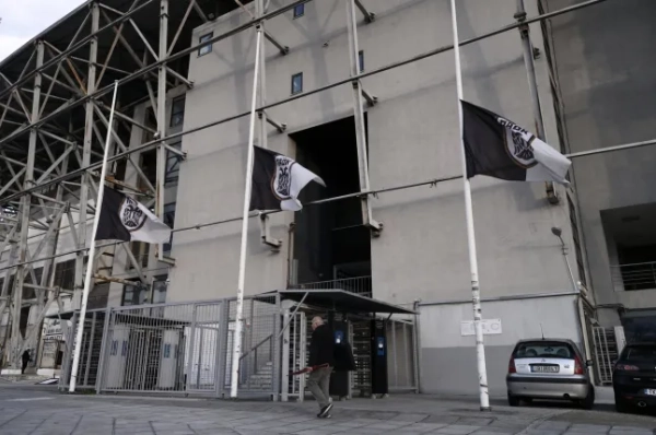 Пішохід проходить повз стадіон