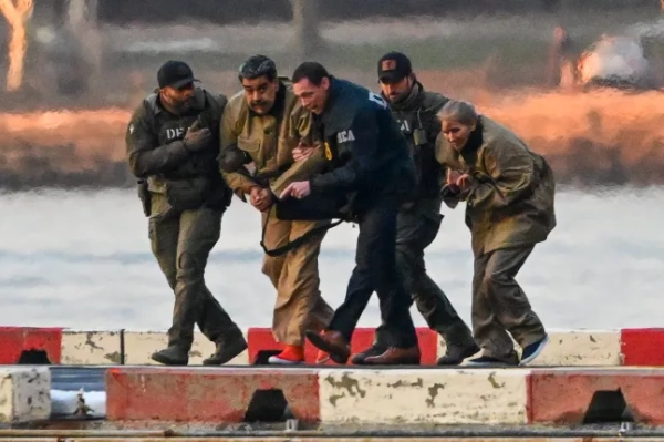 Президента Венесуели Ніколаса Мадуро та його дружину Сілію Флорес везуть на вертолітний майданчик на Уолл-стріт під час транспортування до будівлі федерального суду.