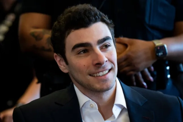 Обов'язкове джерело: Фото Крістіана Монтерроси/UPI/Shutterstock (16090690e) Луїджі Манджоне з'являється у Верховному суді Мангеттена на слуханні щодо припинення справи про вбивство генерального директора UHC Браяна Томпсона у п'ятницю, 12 грудня 2025 року, у Нью-Йорку. Луїджі Манджоне з'являється у Верховному суді Мангеттена на слуханні щодо припинення справи, Нью-Йорк, США - 12 грудня 2025 року