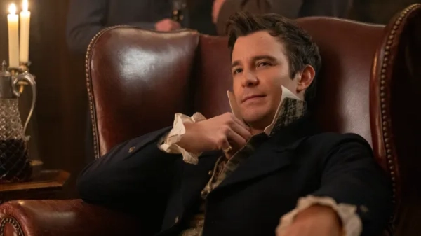 Люк Томпсон у ролі Бенедикта Бріджертона у фільмі 