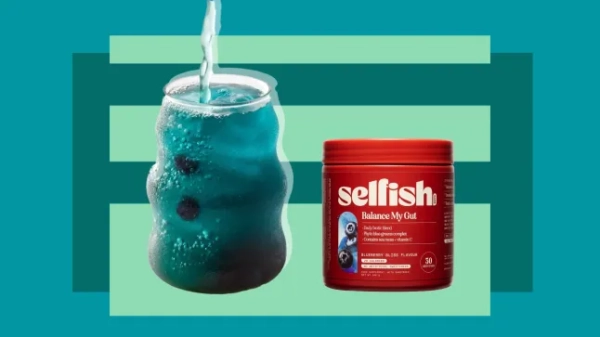 Червона ванна поруч зі склом, наповненим рідиною синього кольору