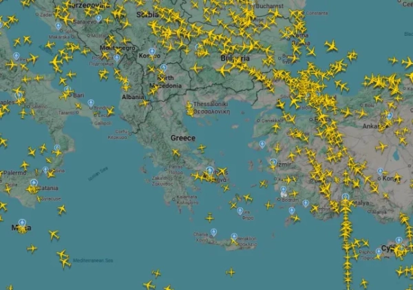 Дані трекерів польотів показали, що повітряний простір Греції був переважно порожнім.