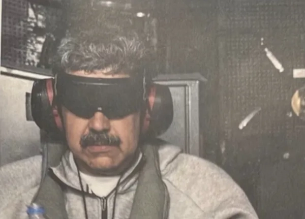 Дональд Дж. Трамп @realDonaldTrump Ніколас Мадуро на борту американського десантника «Іводзіма».