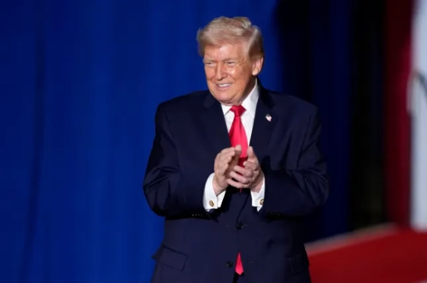 epa12686256 Президент США Дональд Дж. Трамп прибуває, щоб виступити з промовою з питань економіки в Центрі подій Horizon у Клайві, штат Айова, США, 27 січня 2026 року. Напередодні проміжних виборів керівник апарату Білого дому заявив, що президент Трамп проведе заходи по всій території Сполучених Штатів, щоб прорекламувати свої успіхи у внутрішній політиці. EPA/МЕТТЬЮ ПАТНІ