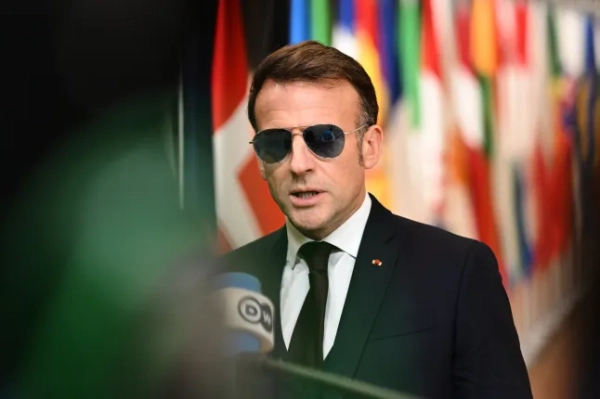 Президент Франції Еммануель Макрон спілкується зі ЗМІ після прибуття на саміт ЄС у Брюсселі, четвер, 22 січня 2026 року. (Фото AP/Гаррі Накос)