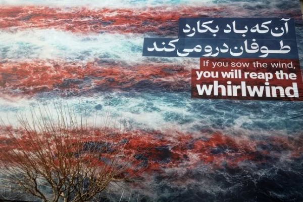 ТЕГЕРАН, ІРАН – 25 СІЧНЯ: 25 січня 2026 року на площі Енкелаб (Революція) в Тегерані, Іран, на тлі зростання напруженості між Сполученими Штатами та Іраном було виставлено гігантський банер із зображенням американського авіаносця та американського прапора. На банері був напис «Якщо ви побачили вітер, ви пожнете вихор», написаний англійською та перською мовами, що стосувався розгортання авіаносця USS Abraham Lincoln на Близькому Сході, про що оголосив президент США Дональд Трамп. (Фото Фатеме Бахрамі/Anadolu via Getty Images)