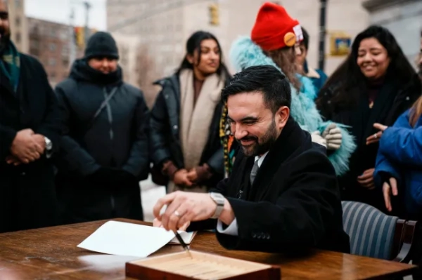 Мер Нью-Йорка Зогран Мамдані підписує виконавчі розпорядження під час прес-конференції в районі Бруклін у Нью-Йорку, п'ятниця, 2 січня 2026 року. (Фото AP/Едуардо Муньос Альварес)