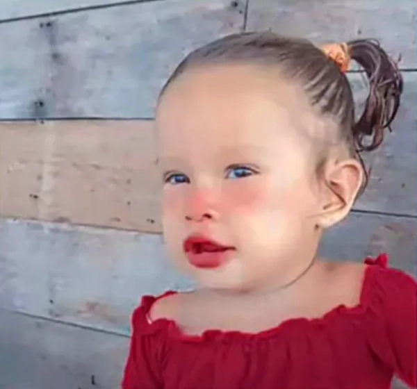 На фото зображена маленька Клара Віторія (без дати). Вона померла після нападу піраній у Коарі, Бразилія. (Новина коротка)