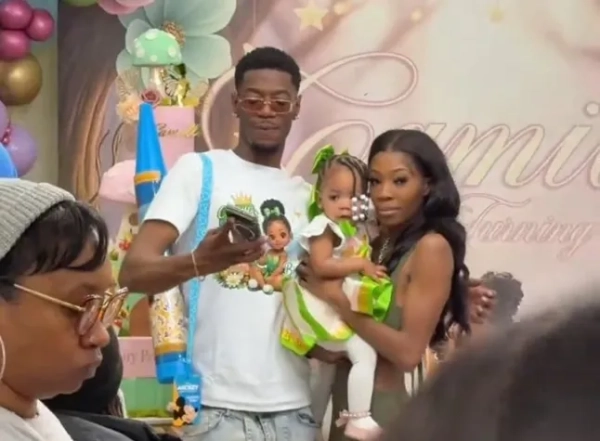 15480517 Однорічна Камілла з Канзас-Сіті, штат Міссурі, отримала чудовий подарунок на день народження від громади після того, як її мати, Тьяшія Віллс, сказала, що ніхто не з'явився на оригінальній вечірці дитини. Престон Гопкінс, пекар з Канзас-Сіті та власник солодощів Prestooss Sweets, допоміг координувати вечірку. Посилання 1 - https://www.tiktok.com/@tokyo.polework/video/7596623527562824974 Посилання 2 - https://www.instagram.com/prestooss/ Посилання 3 - https://www.firstalert4.com/2026/01/19/community-throws-birthday-bash-1-year-old-girl-after-no-one-showed-up-her-party/?utm_source=taboola&utm_medium=organicclicks&tbref=hp