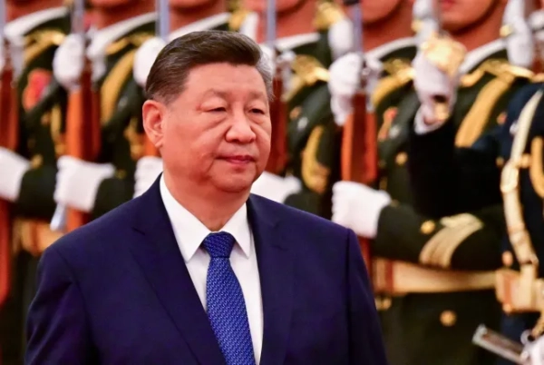 Середній план президента Китаю Сі Цзіньпіна, який йде перед військовим парадом