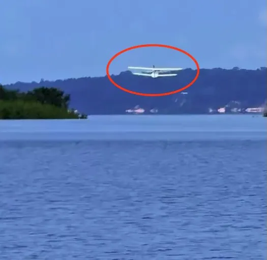 Історія від Jam Press (Plane Crash River). На фото: відео падіння легкого літака в річку Ріо-Негро поблизу Парікатуби, на захід від Манауса, Бразилія. ВІДЕО: Двоє людей врятувалися з незначними травмами, коли літак занурився в річку. Двоє людей дивом врятувалися з незначними травмами після того, як їхній легкий літак впав у річку. Жахливі кадри показують, як літак летів небезпечно низько, перш ніж раптово впав униз і з величезним сплеском вдарився носом у воду. За словами очевидця Фернандо Аражо, гідролітак вже двічі летів над річкою кілька хвилин тому. Він катався на гідроциклі, коли помітив літак, що летів надзвичайно низько, ніби збирався втретє приземлитися на воду. «Після цього він знову набрав висоту, летів короткий час і спробував виконати маневр, ніби повертаючи для посадки, але йому це не вдалося», – розповів місцевим ЗМІ архітектор Фернандо. Фернандо був першою людиною, яка дісталася до літака – Super Petrel LS – коли він лежав наполовину зануреним у Ріо-Негро поблизу Парікатуби, на захід від Манауса, Бразилія. Підходячи ближче, він зрозумів, що на борту перебувають двоє чоловіків, як повідомляє NeedToKnow. Старший чоловік, який, як вважається, є пілотом, перебував у стані шоку, тоді як молодший пасажир зміг викликати допомогу по телефону. Обох чоловіків було врятовано, їм надали першу медичну допомогу на місці події, а потім доставили на лікування. Пожежна служба заявила: «Після прибуття на місце події екіпаж виявив, що двох людей на борту літака вже врятували представники громадськості». Пожежники охороняли місце аварії та підтвердили відсутність безпосередньої загрози вибуху через витік палива. На момент написання статті особу жодного з чоловіків не було ідентифіковано. Точний характер їхніх травм залишається незрозумілим, хоча на фотографіях, що поширюються в Інтернеті, обидва чоловіки з пластирами на обличчях, а один з пов'язкою на коліні. Пізніше Фернандо написав в Інтернеті: «Сьогодні я став свідком авіакатастрофи в регіоні Парікатуба штату Амазонас. Ми першими прибули на місце події та змогли допомогти пілоту та пасажиру, які, завдяки Божій милості, вийшли з аварії живими». КІНЕЦЬ ПРИМІТКИ РЕДАКТОРА: Цитати перекладено англійською мовою. Ліцензія на використання відео: (НЕВИКЛЮЧНА) Ми отримали невиключну ліцензію від власника авторських прав. Копія ліцензії доступна за запитом. Обмеження відео: Немає.
