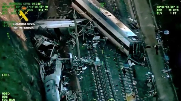 На цьому стоп-кадрі з відео, знятого та опублікованого 19 січня 2026 року Громадською гвардією Іспанії, видно працівників рятувальної служби на місці, де високошвидкісний поїзд Iryo зійшов з рейок та був збитий іншим поїздом, поки тривають рятувальні роботи в Адамусі, на півдні Іспанії, 19 січня 2026 року. Щонайменше 39 людей загинули та понад 120 отримали поранення в найсмертоноснішій залізничній аварії в Іспанії за понад десять років. Аварія сталася в неділю ввечері, коли поїзд залізничної компанії Iryo, що прямував з Малаги до Мадрида, зійшов з рейок поблизу Адамуса, перейшовши на іншу колію, де врізався в зустрічний поїзд, який також зійшов з рейок. (Фото Handout / Guardia Civil / AFP via Getty Images) / ВИКОРИСТАННЯ ОБМЕЖЕНО ДЛЯ РЕДАКЦІЙНИХ ЦІЛЬОВИХ ЦІН - ОБОВ'ЯЗКОВЕ ПОСИЛАННЯ 