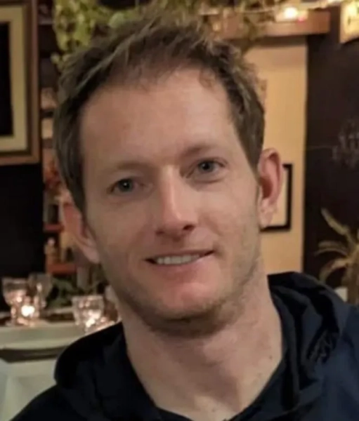 Брендан Вайнштейн. Один з найкращих у світі пілотів вінгсьюта загинув, коли пірнув зі Столової гори та врізався у скелі на глибині 300 метрів нижче на швидкості 200 км/год. 32-річний досвідчений сміливець Брендан Вайнштейн не встиг вчасно піднятися, і туристи бачили, як він врізався у великі валуни поблизу популярної пішохідної стежки. Американський пілот Вайнштейн, який залишив партнерку Ківію Мартінс та маленького сина Айгера, приїхав до Кейптауна сам, щоб здійснити складний політ. Вважається, що зірка Red Bull піднявся на вершину канатною дорогою, приховуючи свій парашут та вінгсьют від персоналу, який би зупинив його, якби побачив їх. Він йшов 15 хвилин до місця, де в минулому здійснювалися польоти у вінгсьютах, одягнув своє спорядження та пірнув з краю близько 9 ранку. Десятки туристів, включаючи британських та американських туристів, чули крики зверху та бачили, як він врізався у скелі, на щастя, поза стежкою. Досвідчений Вайнштейн з Юти, США, виконав понад 1600 польотів у костюмах-крилах, 800 бейс-стрибків та 1000 стрибків з парашутом і був світовим експертом. Але його удача покинула в понеділок вранці, коли він пірнув з 1086-метрової Столової гори, врізавшись у скелі внизу менш ніж через 10 секунд на швидкості 120 миль/год. Рейнджери служби пошуку та рятування дикої природи та SanParks були попереджені та відправили команди разом з гелікоптером шукати його тіло на передній частині гори. Жорстоко травмованого пілота знайшли о 10 ранку та евакуювали гелікоптером зі Столової гори до машини швидкої допомоги, оточеної туристами, на дорогу внизу. Колишній парашутист з Південної Африки Джефф Айліфф каже, що стрибок був дуже технічним, і що, як повідомляється, Вайнштейн прилетів безпосередньо зі США на місце стрибка, не порадившись з місцевими бейс-джамперами. Він сказав: «Він не зв’язувався з жодною місцевою спільнотою бейсджампінгу, щоб поговорити з ними про цю точку виходу, і ця точка виходу була успішно здійснена багато разів. Однак це дуже технічний стрибок, і він мав дуже сумні наслідки. Брендан Вайнштейн вважається одним із найдосвідченіших бейсджампінгів у світі, і він має величезну кількість шанувальників в Америці. Його технічні здібності неймовірні; він виконав багато, багато стрибків. Це лише наша третя смерть у бейсджампінгу в Південній Африці. Фото: Jamie Pyatt News Ltd