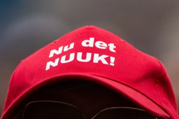 Протестувальник у кепці Anti-MAGA «Nu det NUUK!» під час демонстрації під гаслами «Руки геть від Гренландії» та «Гренландія для гренландців» на площі міської ратуші в Копенгагені, Данія, 17 січня 2026 року. (Фото: Крістіан Туксен Ладегаард Берг/NurPhoto/Shutterstock)