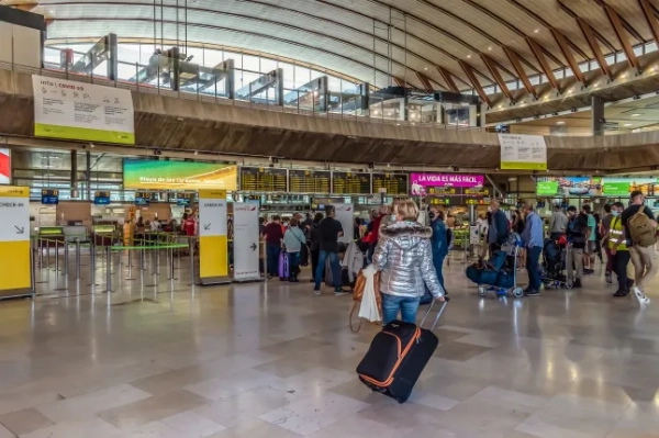Багато людей реєструються на рейс в аеропорту Тенеріфе-Норте